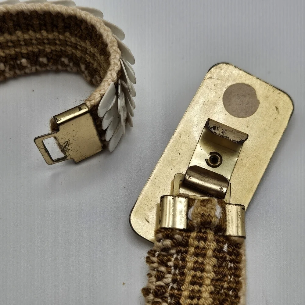 VINTAGE White Plastic Fish Scale Stretch Belt Gold Tone Flower Buckle 31-41